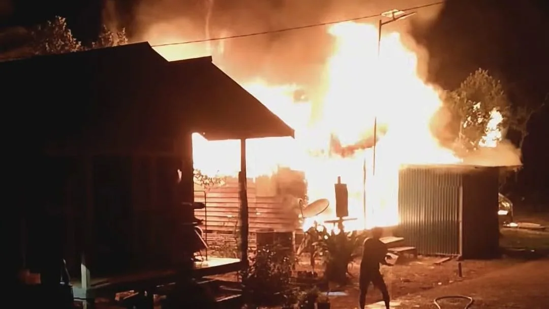 Seorang warga terlihat memadamkan api dengan alat seadanya di Desa Longal, Kecamatan Tabang. (Foto: Dok. Tangkapan Layar Video)