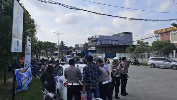 Petugas saat melakukan penilangan terhadap pelanggar yang ada di kota Samarinda (Adnan Abdul/Korankaltim.com)