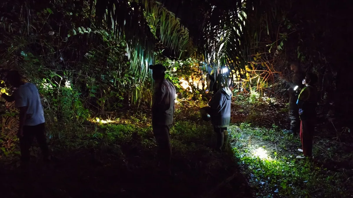 upaya pencarian korban dan barang-barang korban yang masih tertinggal di lokasi kejadian (kecamatankembangjanggut.dok)