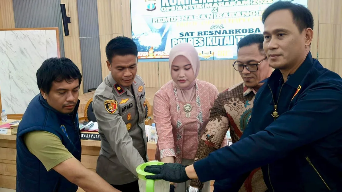 Proses pemusnahan barang bukti narkotika jenis sabu-sabu di Auditorium Polres Kutim. (Foto: Zulhamri/korankaltim.com)
