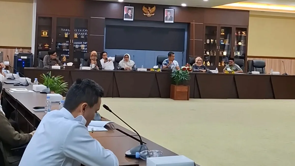 RDP DPRD terkait temuan BPK terhadap upaya tindakan pengembalian uang insentif/honorarium guru dan kepala sekolah swasta. (Foto: Muhammad Anshori/KoranKaltim.com)