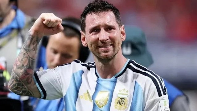 Lionel Messi tak kuasa menahan air mata setelah Argentina memenangkan pertandingan melawan Mesir. (Foto: Apphoto)