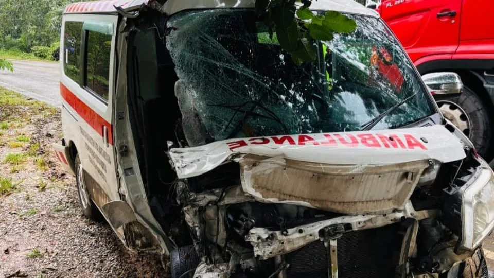 Jalan Licin, Ambulans Bawa Pasien Tabrak Mobil Elpiji, Sopir Terjepit