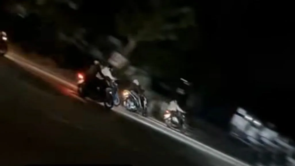 Aksi balapan liar di jalur poros Kecamatan Tenggarong Seberang. (Dok. Tangkapan Layar/Facebook)