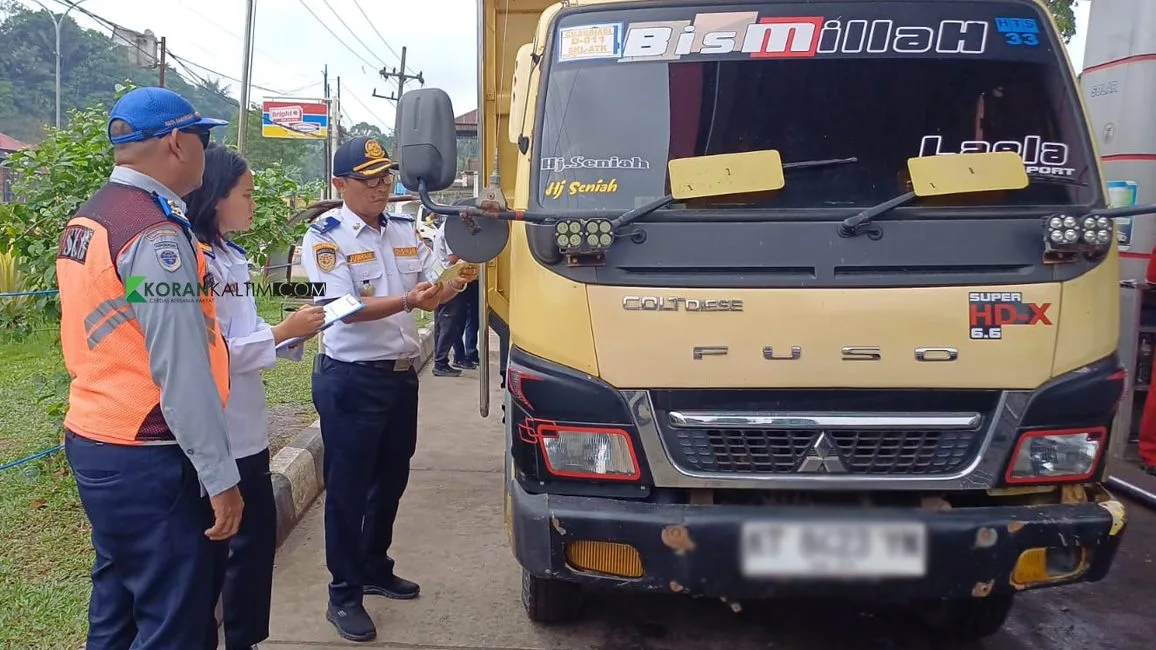 Petugas Dishub Kota Samarinda saat melakukan pengchekan terhadap kelengkapan administrasi truk. (Foto: Adnan Abdul/Korankaltim.com)