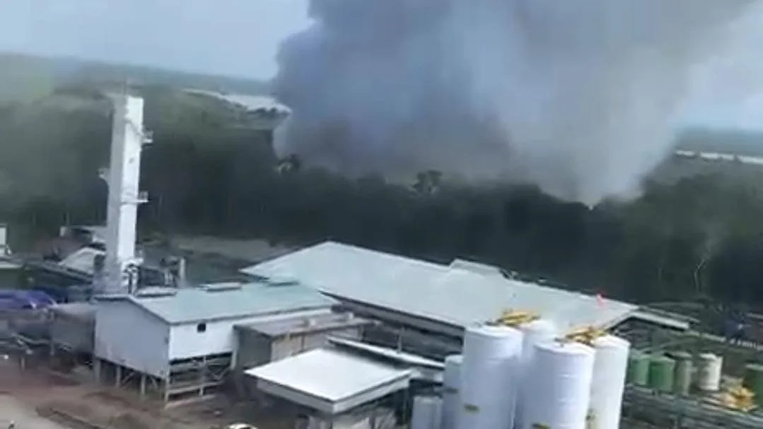 Kepulan asap membubung di area kerja PT Kiani Nusantara, Kampung Mangkajang, Kecamatan Sambaliung, Berau, Rabu (29/7/2026). (Foto: Istimewa)