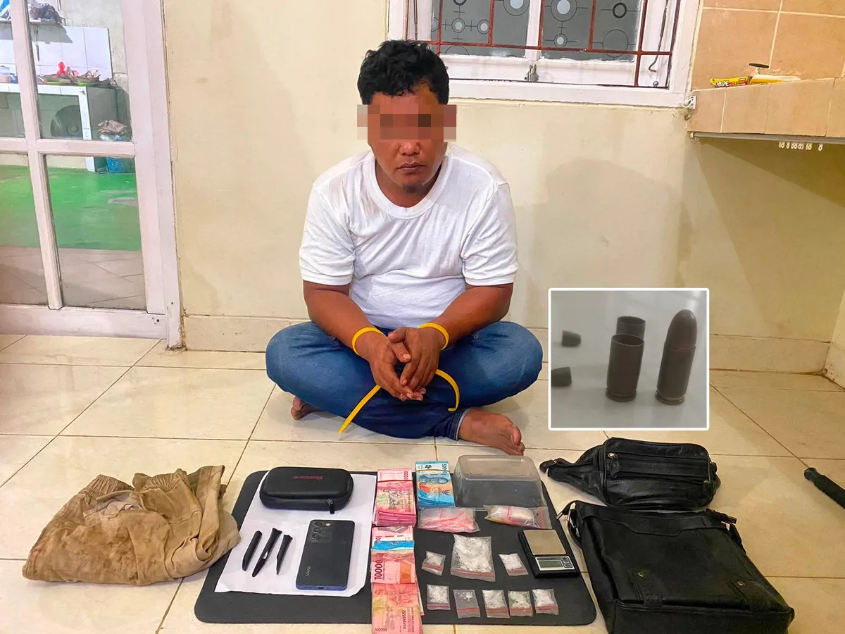 Barang bukti narkotika jenis sabu dan uang tunai senilai Rp19 juta yang berhasil diamankan petugas dari tangan tersangka di Muara Badak. (Foto: Dok.Ditresnarkoba Polda Kaltim)