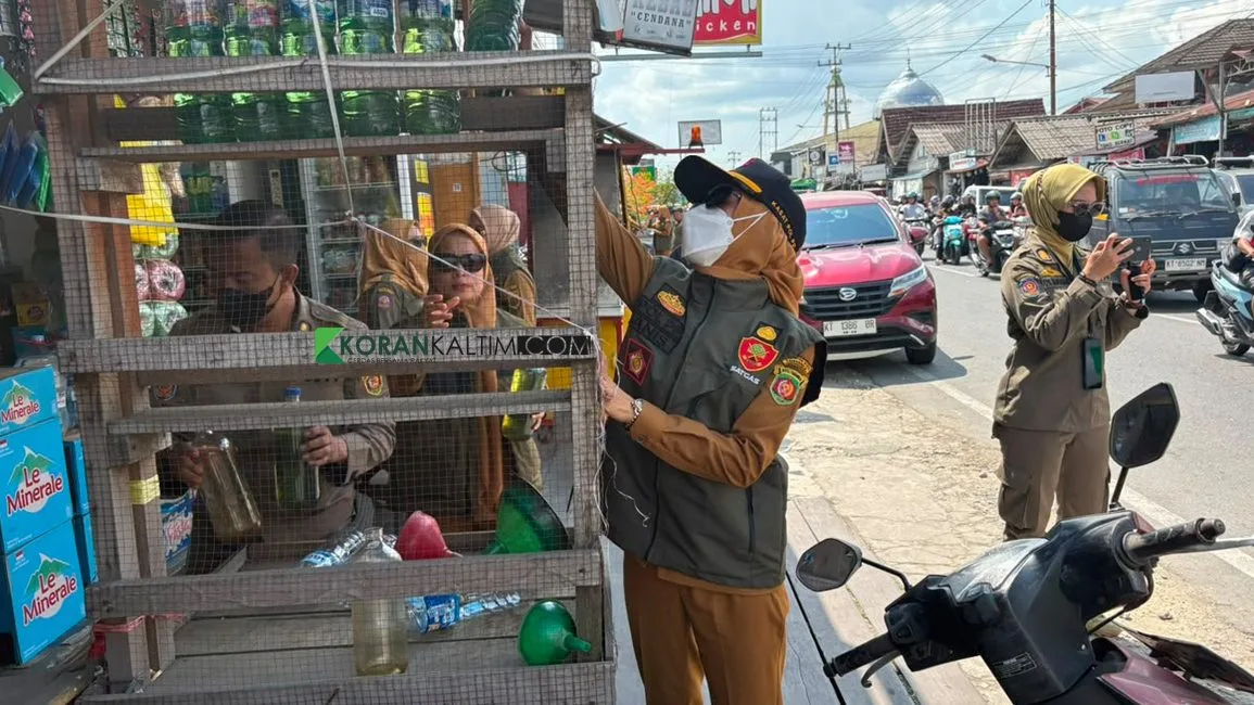 Petugas Satpol PP Kota Samarinda saat melakukan penertiban di beberapa titik di Samarinda. (Foto: Adnan Abdul/Korankaltim.com)