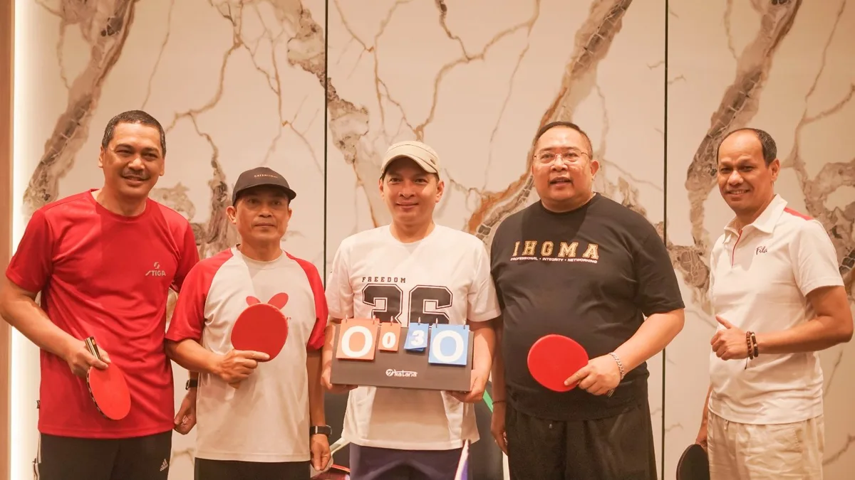 Dispar Kaltim dan IHGMA Kaltim saat menggelar laga persahabatan tenis meja di Swiss-Belhotel Samarinda, Sabtu (18/7/2026). (Foto: Istimewa)