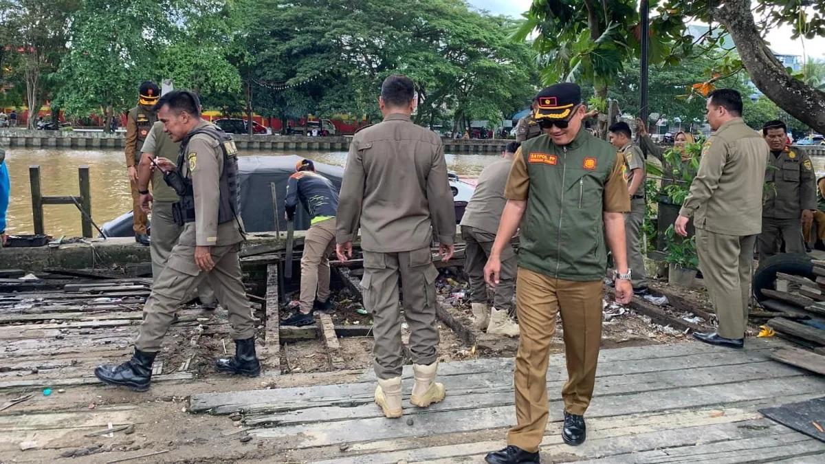 Diwarnai Kericuhan, Lapak Pencucian Mobil Boks Ikan di Jalur Hijau Jalan Tongkol Samarinda Dibongkar Satpol PP