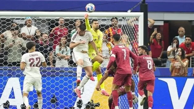 Kegagalan Portugal mencetak gol ke gawang Spanyol membuat kiper Unai Simon menorehkan rekor tak kebobolan dalam enam pertandingan. (Foto: Gettyimages)