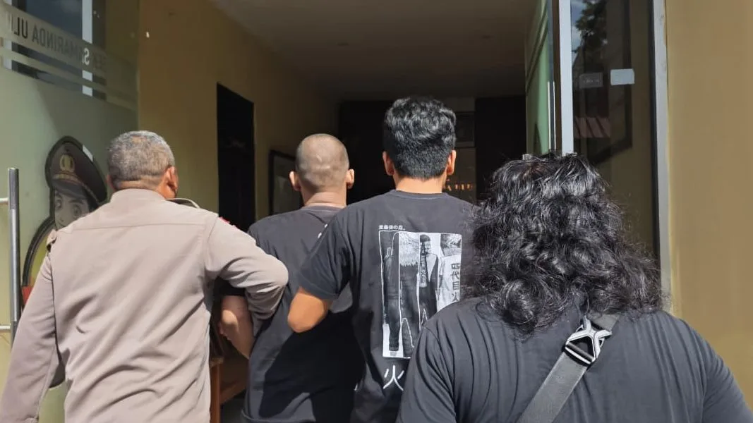 Pelaku saat diamankan oleh pihak Polsek Samarinda Ulu. (Foto: Adnan Abdul/Korankaltim.com)