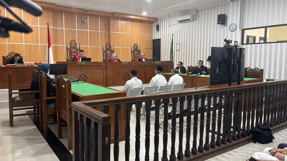 Ketiga terdakwa saat mendengarkan amar putusan yang dibacakan majelis hakim pada Pengadilan Negeri Samarinda (Adnan Abdul/KoranKaltim.com)