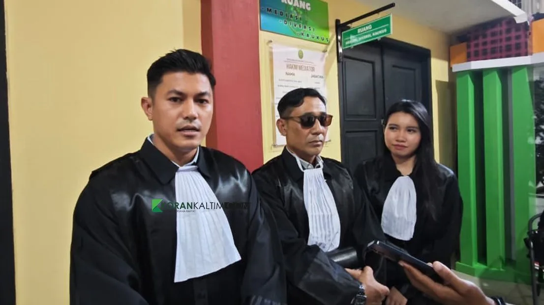 Tim kuasa hukum terdakwa Venom Saat di wawancarai awak media di Pengadilan Negeri Samarinda. (Foto: Adnan Abdul/KoranKaltim.com)