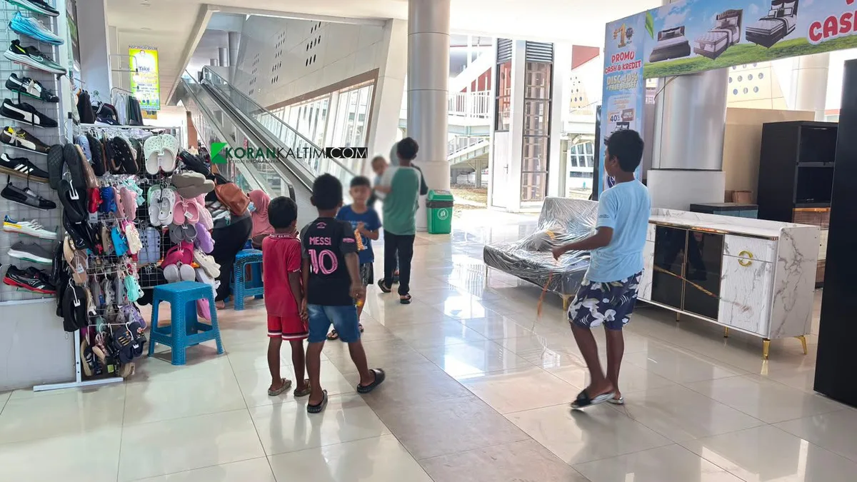 Pasar Tangga Arung, dikunjungi banyak orang tapi sebagian hanya “shopping windows” alias melihat tanpa membeli. (Foto: Heri/Korankaltim.com)