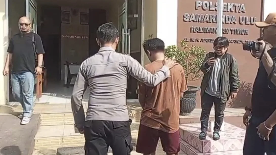 Pelaku saat diamankan oleh pihak Polsek Samarinda Ulu. (Foto: Dok. Polsek Samarinda Ulu)
