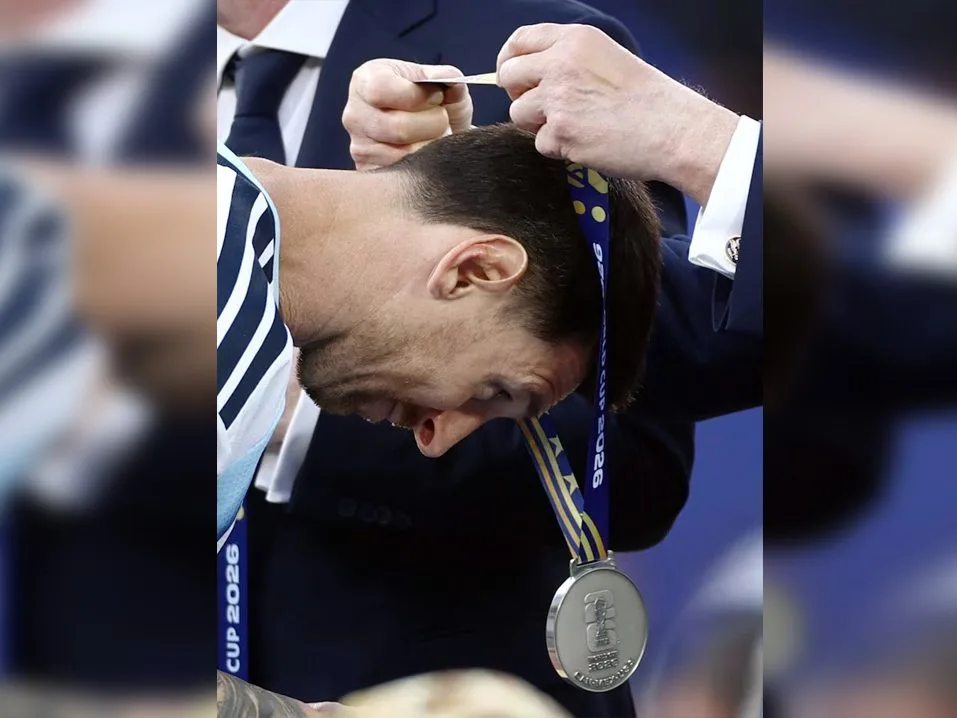 Lionel Messi menerima medali perak dengan air mata setelah Argentina tak mampu mempertahankan gelar juara Piala Dunia. (Foto: Reuters)