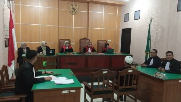 Suasana ruang persidangan dalam Sidang lanjutan kasus penikaman Gunung Mangga yang di gelar di Pengadilan Negeri Samarinda. (Foto: Adnan Abdul/Korankaltim.com)