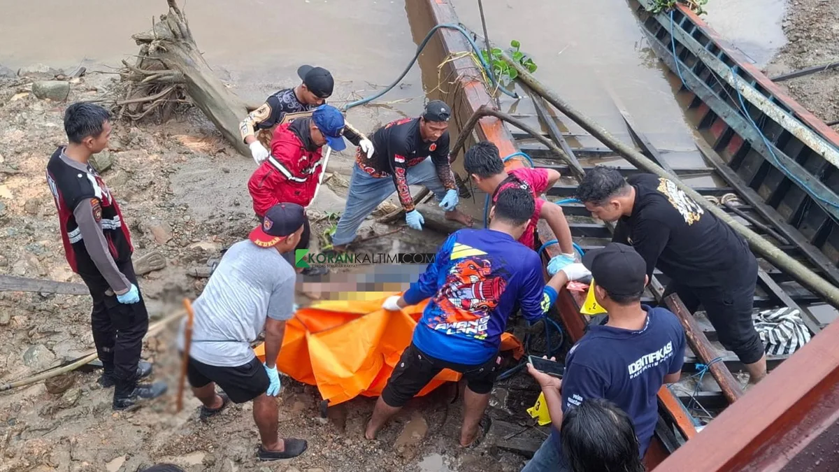 Evakuasi jasad yang ditemukan warga di wilayah Tanah Habang, Kelurahan Mangkurawang, Kecamatan Tenggarong. (Foto: Muhammad Anshori/KoranKaltim.com)