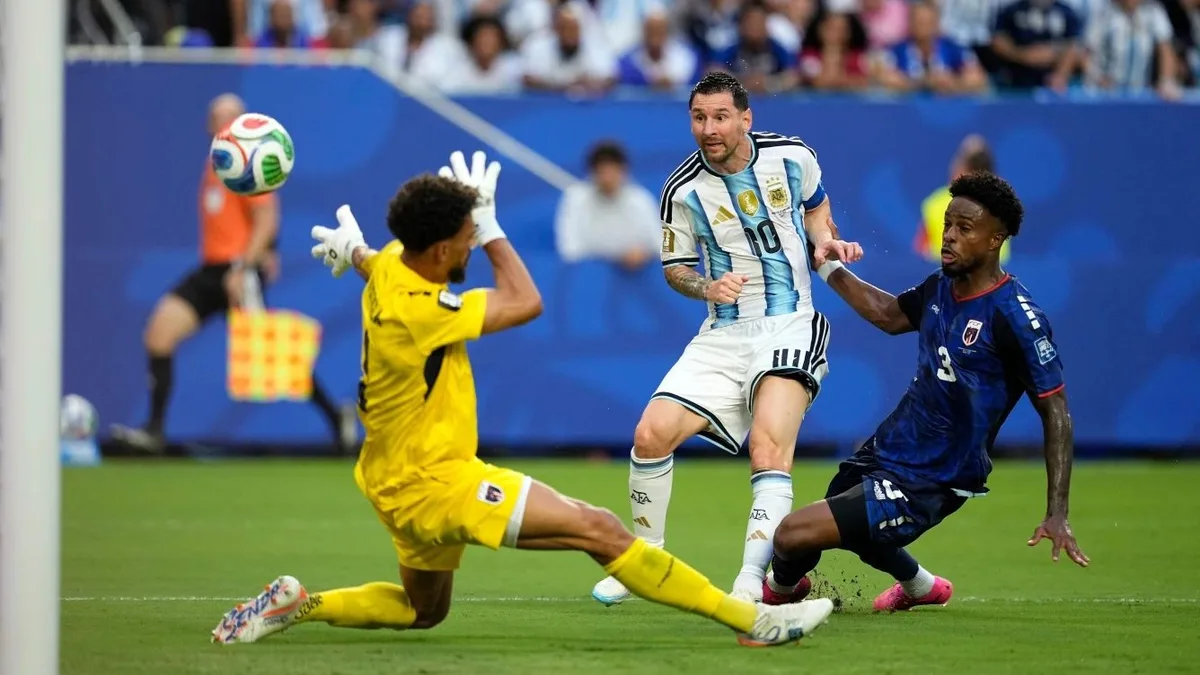 Momen saat Lionel Messi mencetak gol ke gawang Cape Verde yang dikawal Vozinha pada pertandingan pagi tadi. (Foto: apphoto)