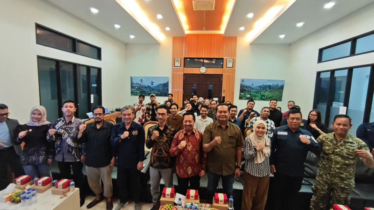 Kebersamaan awak media dan pemateri serta tamu undangan dalam KEJ dan Public Speaking di PT MGRM (PWIkukar.dok)
