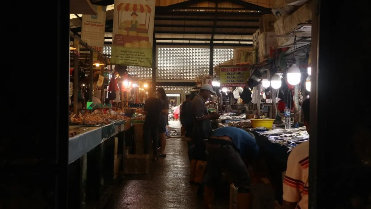 Aktivitas pedagang ikan di Pasar Klandasan Balikpapan. (Foto: Januar/Korankaltim.com)