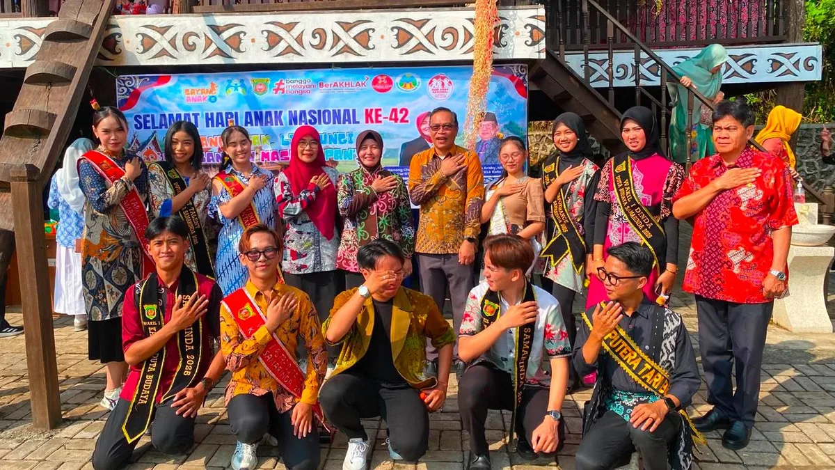 Foto bersama Sekda Kota Samarinda bersama Kepala Bidang Kebudayaan Disdikbud Samarinda dan perwakilan pemuda dan pemudi yang bergelut pada bidang Kebudayaan (istimewa).