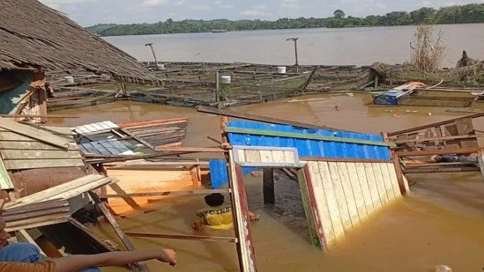 Rumah Warga Ambruk di Embalut Tenggarong Seberang, Diduga Dipicu Tanah Labil dan Gelombang Kapal