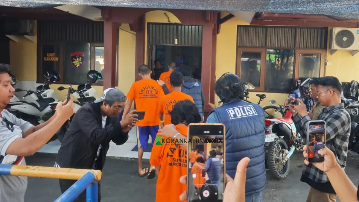 Kelima pelaku saat diamankan oleh pihak Satpolairud Polresta Samarinda. (Foto: Adnan Abdul/Korankaltim.com)