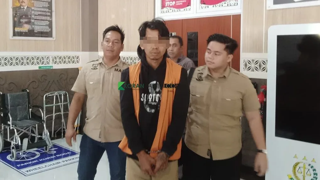 Terpidana saat diamankan oleh pihak kejaksaan negeri samarinda. (Foto: Adnan Abdul/Korankaltim.com)
