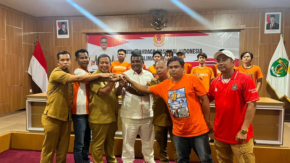 Jabat tangan antara Plt Dispora Kaltim, Disporapar Kota Samarinda dan Manager Borneo FC di Ruang Pertemuan Kantor KONI Kaltim, Selasa (7/7/2026). (Rafik/Korankaltim.com)