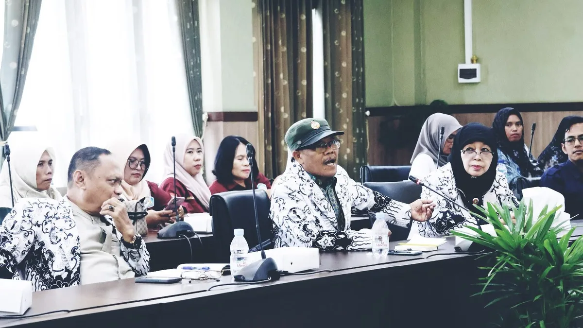RDP Komisi IV bersama forum guru, dinas pendidikan dan pihak terkait. (Foto: Dok.Korankaltim.com)