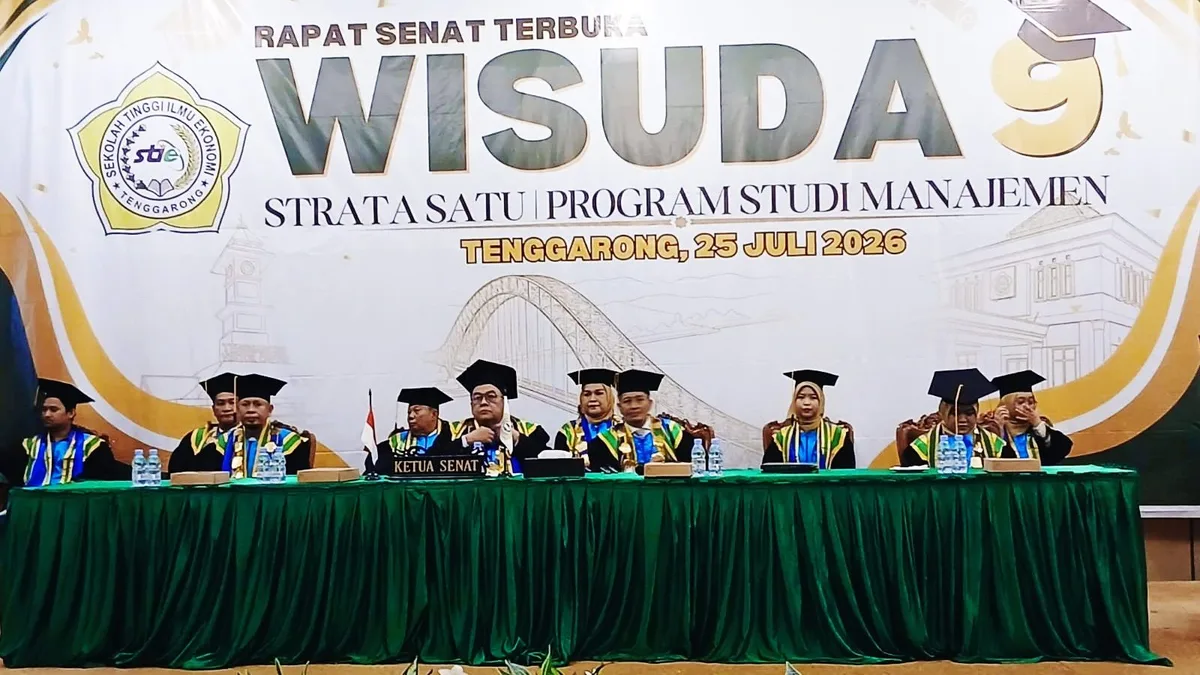 prosesi wisuda STIE Tenggarong di Grand Elty Singgasana (heri/korankaltim.com)