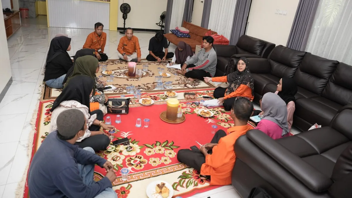 BPS Kukar saat memberikan arahan dan evaluasi hasil pendataan pada kegiatan Rapat Evaluasi Pendataan Sensus Ekonomi 2026 Tahap 2 di Desa Sumber Sari Kecamatan Sebulu (Dok.BPSKukar)