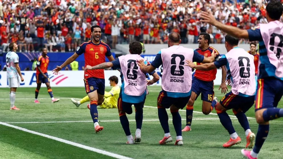Mikel Merino (kiri) disambut pemain Spanyol setelah mencetak gol kedua sekaligus penentu ke gawang Belgia. (reuters)