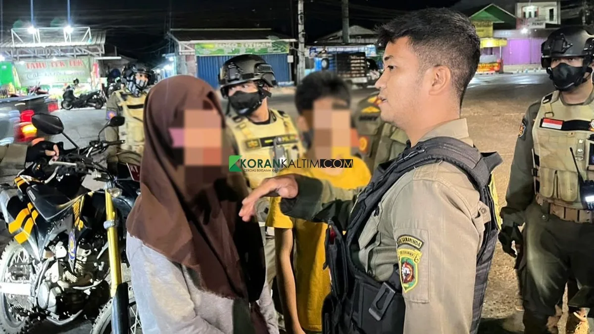 Petugas Satpol PP saat mengamankan anak dibawah umur yang menjadi pengemis di salah satu titik persimpangan jalan di kota Samarinda. (Foto: Adnan Abdul/Korankaltim.com)