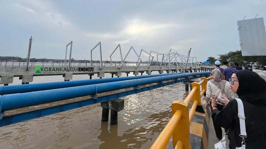 Kondisi jembatan pedestrian di kawasan Teras Samarinda tahap II yang masih dalam proses penyelesaian. (Foto: Ayu/Korankaltim.com)