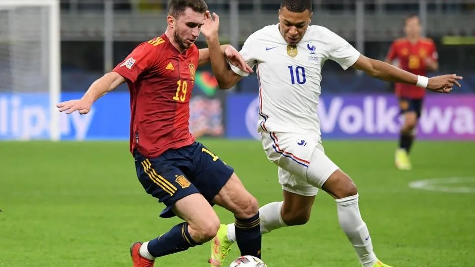 Kylian Mbappe (kanan) saat bertemu Spanyol di Nations League 2021, bertemu lagi di semi final Piala Dunia 2026. (tuoitre)