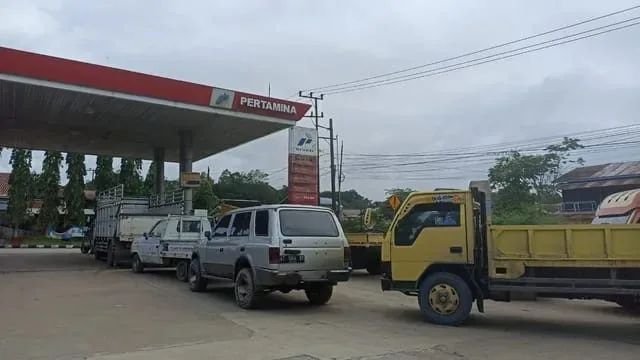 antrian truk yang mengular disalah satu SPBU di samarinda (Surya/korankaltim.com)