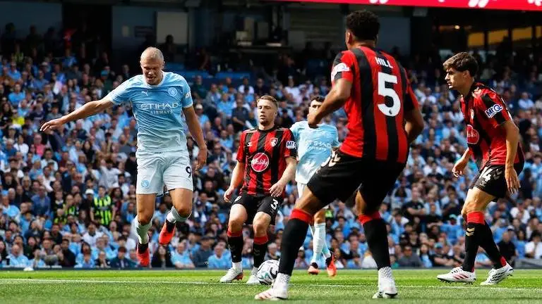 Erling Haaland (kiri), kehilangan sentuhan magis mencetak gol dalam laga pembuka bersama Manchester City. (gettyimages)