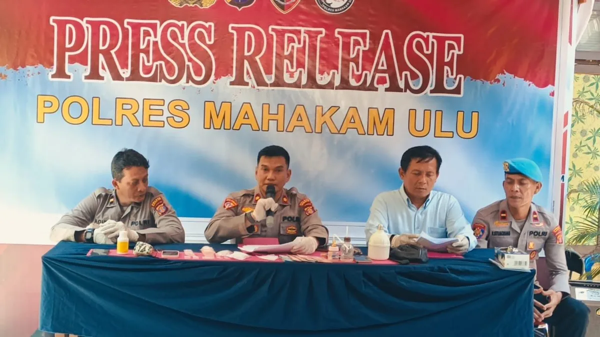 Wakapolres Mahulu Kompol Djoko Purwanto (tengah) didampingi Kasat Resnarkoba Iptu Sumananta (baju putih) dan jajarannya menyampaikan hasil pengungkapan lima kasus tindak pidana narkotika ( Foto: Julika/Korankaltim.com)