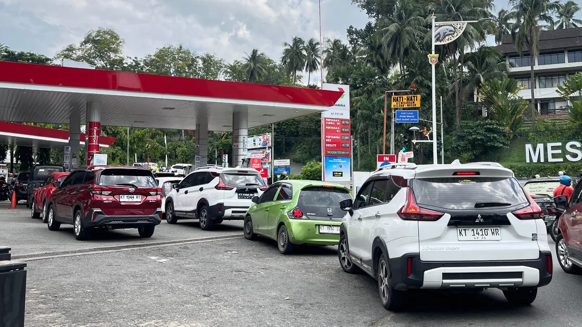 Sejumlah kendaraan mengantre mengisi BBM salah satu SPBU di Kota Samarinda. (Ayu/KoranKaltim.com)