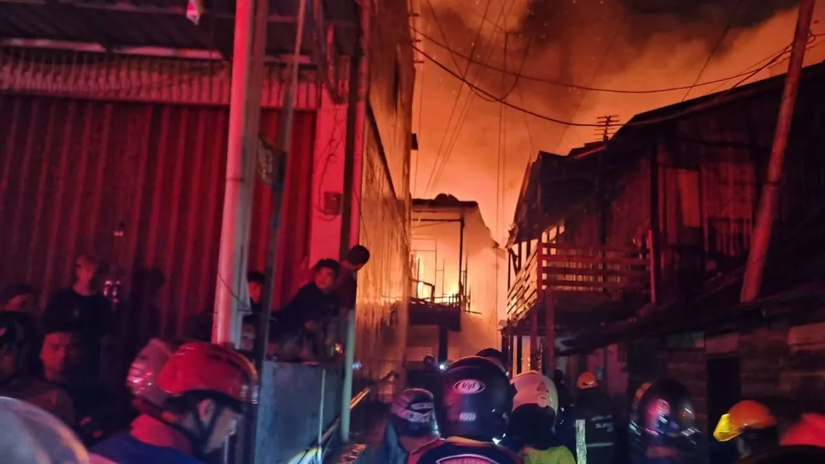 Api Muncul dari Lantai Dua, Dua Rumah di Jalan Gerilya Samarinda Terbakar