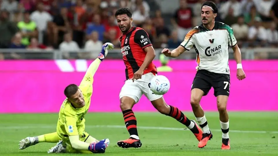 Goncalo Ramos (tengah), menjalani debut bersama AC Milan dengan satu gol ke gawang Venezia di San Siro. (yahoosports)
