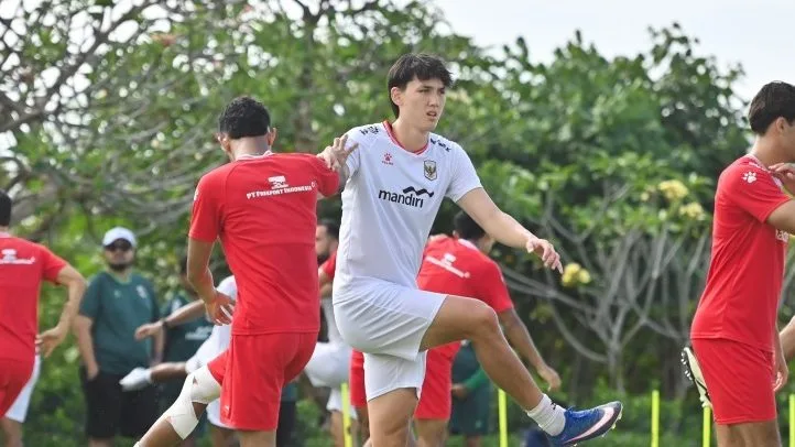 Mitchell Baker (tengah) saat latihan bersama Timnas Indonesia. (Foto: dokrepublika)