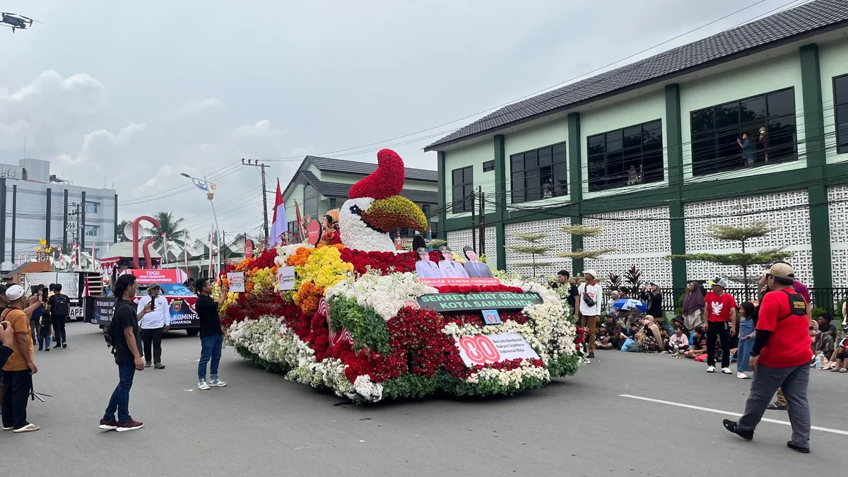 Pawai pembangunan di Samarinda pada 2025 lalu. Karena efisiensi anggaran, Pemerintah Kota (Pemkot) Samarinda terpaksa meniadakan pawai tahun ini. (Foto: Ayu/KoranKaltim.com)