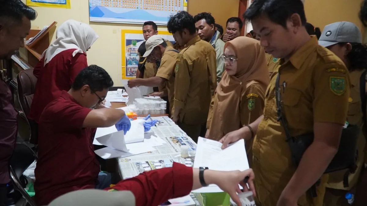 Aparatur kampung menjalani tes urine sebagai upaya pencegahan penyalahgunaan narkotika. (Foto: Dok.Humas Pemkab Berau)