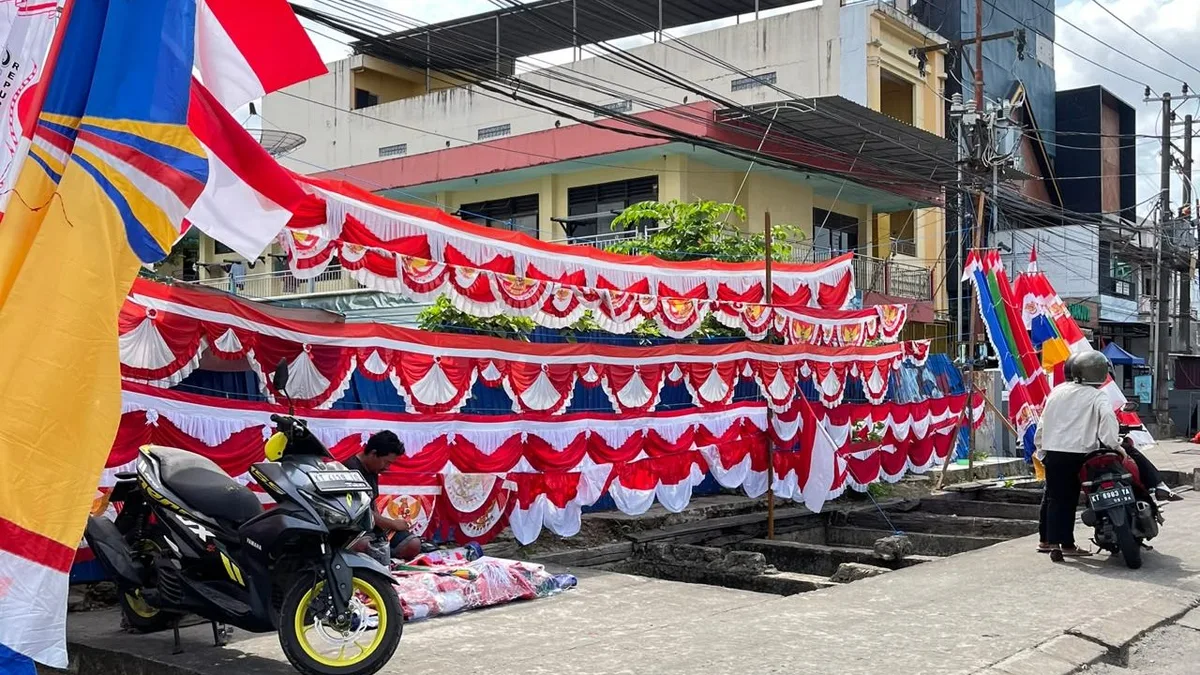 Satpol PP Samarinda Ingatkan Penjual Bendera Merah Putih Tak Kuasai Trotoar Jalan