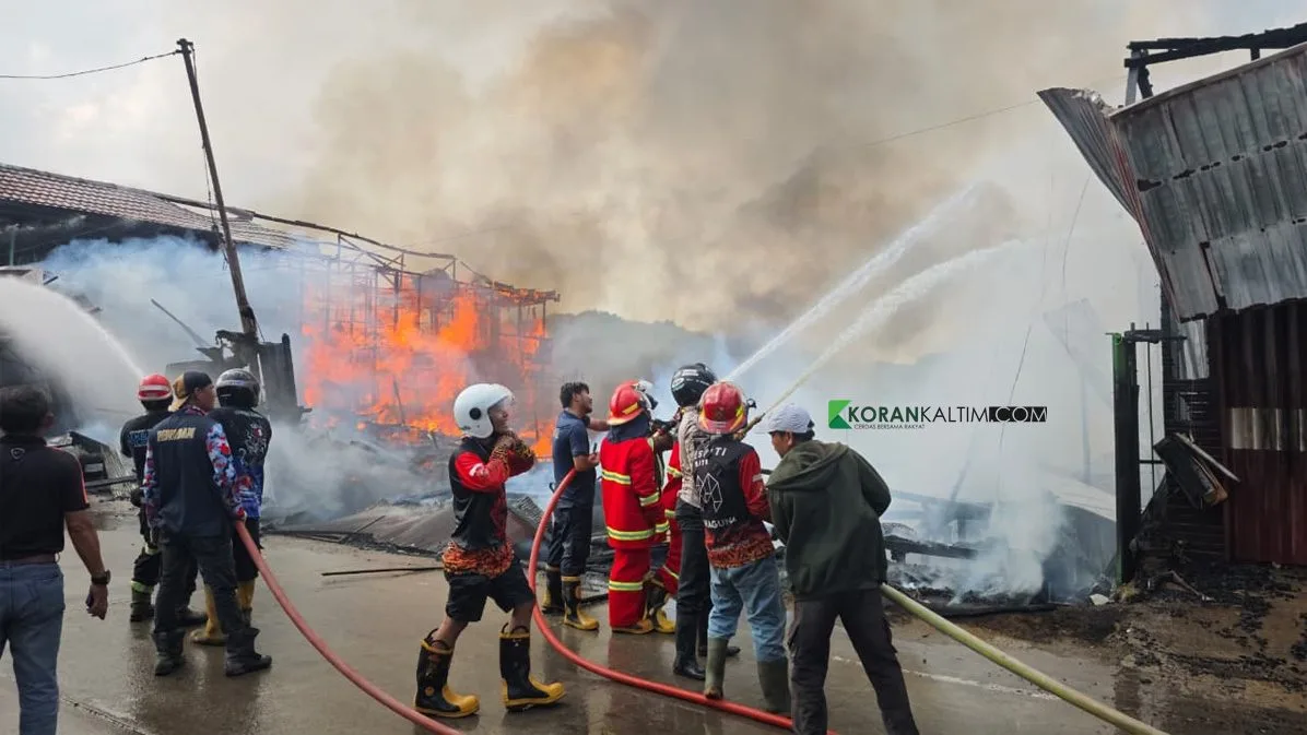 Lima Rumah Terbakar di Loa Janan, Petugas Gabungan Berjibaku Padamkan Api