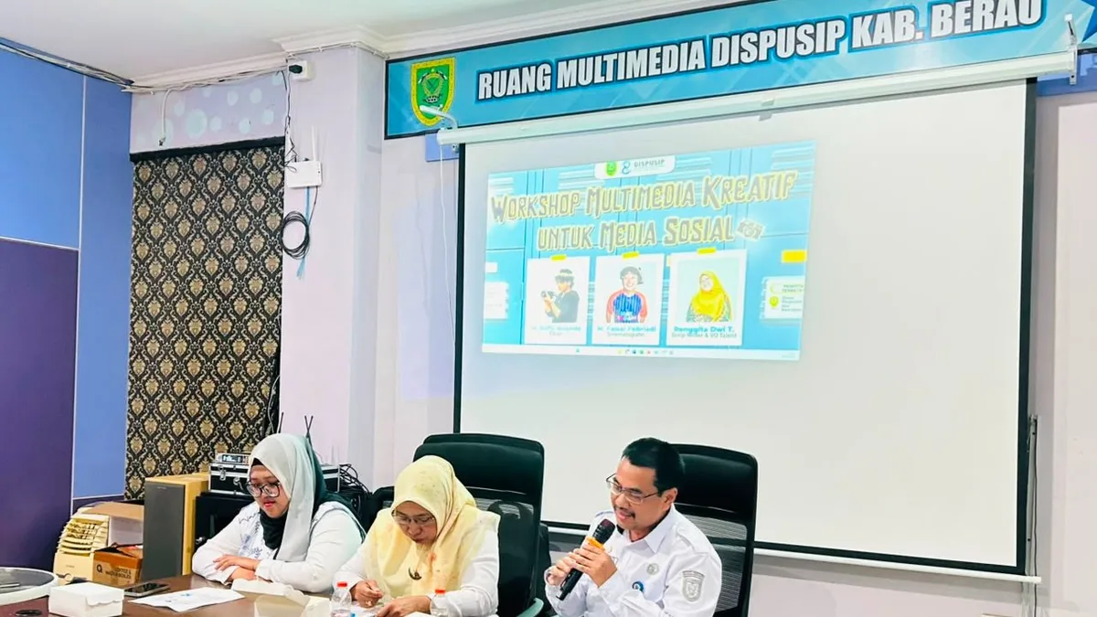 Sekretaris Dispusip Berau, Sunarto, membuka Workshop Multimedia Kreatif untuk Media Sosial yang bertujuan meningkatkan kemampuan pengelola perpustakaan dalam menghadapi era digital, Rabu (5/8/2026). (Indri/Korankaltim.com).